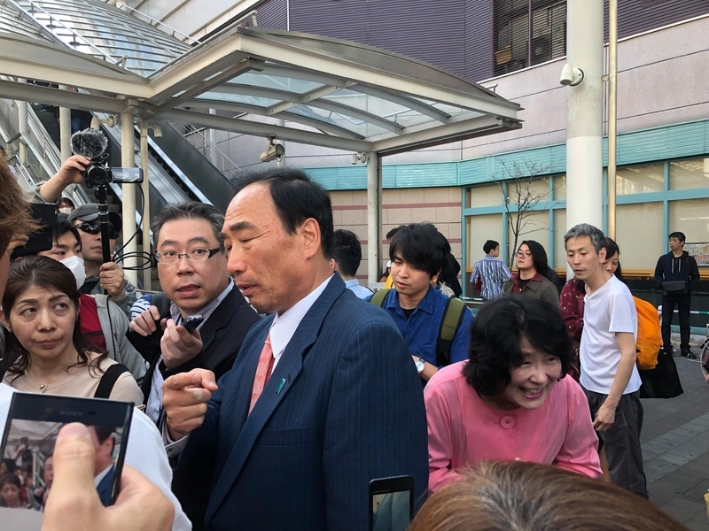 会場を立ち去る籠池夫妻（撮影・西山卓彦氏）