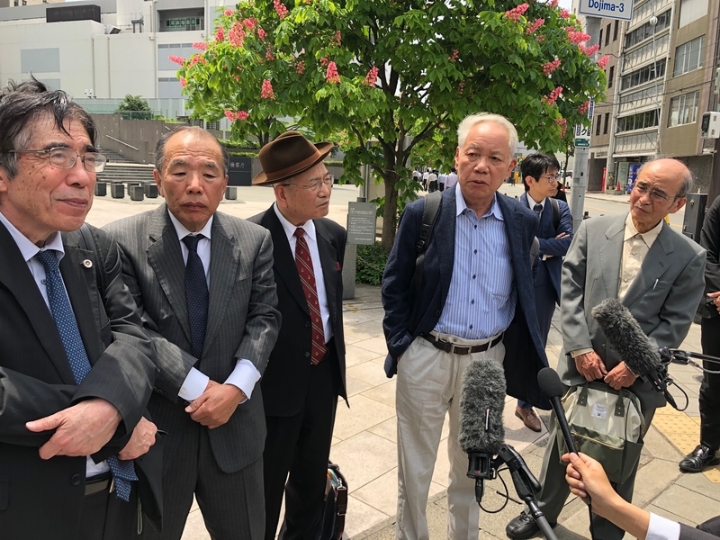 地検前で会見する阪口弁護士や醍醐名誉教授ら