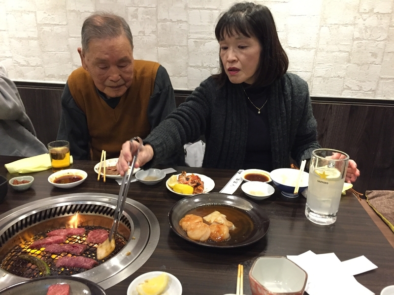 番組のロケ終了後、父親と焼き肉を囲む青木惠子さん（筆者撮影）