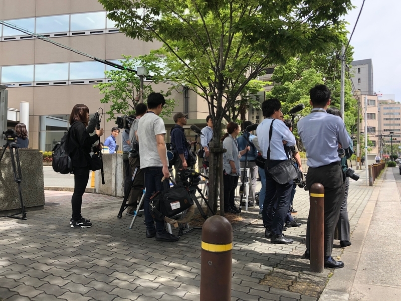 大阪地裁前で籠池夫妻を待ち受ける報道陣（筆者撮影）