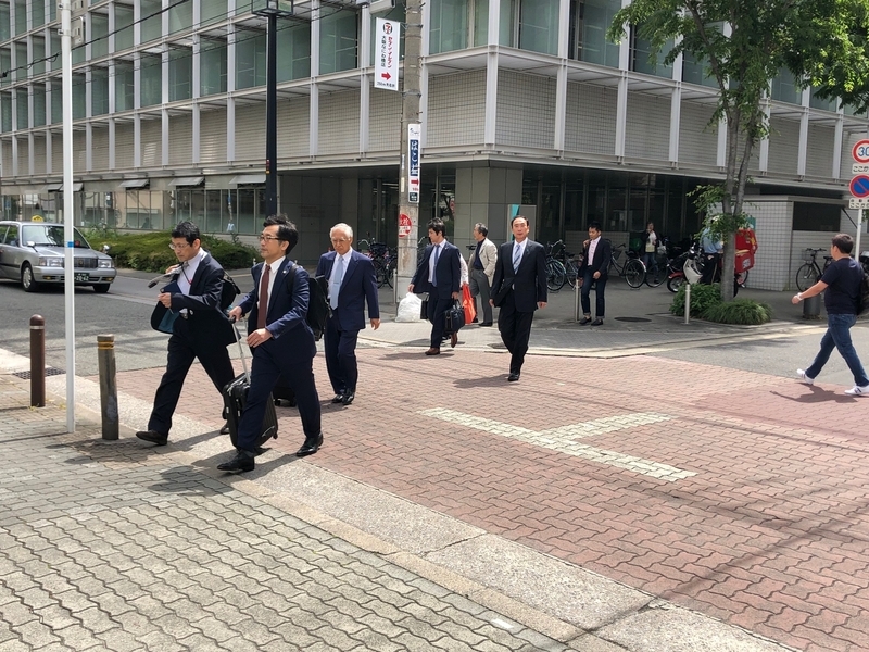 裁判所に入る弁護団。先頭左が秋田真志弁護士、右が水谷恭史弁護士（筆者撮影）