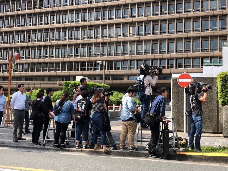 大阪地裁前で木村さんの入庁を待つ報道陣（筆者撮影）