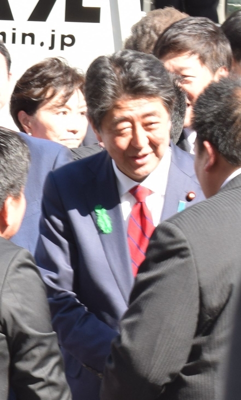 選挙の応援演説で大阪を訪れた安倍首相（4月20日・提供 大阪日日新聞）