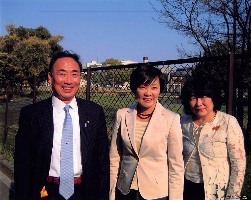 問題の国有地の前に立つ安倍昭恵首相夫人と籠池夫妻（関係者提供）