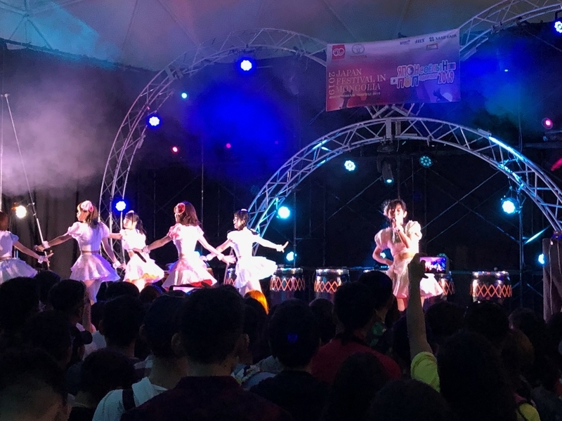 大きなテントがライブ会場。ステージの上に「JAPAN FESTIVAL IN MONGOLIA 2019」の表示（筆者撮影）