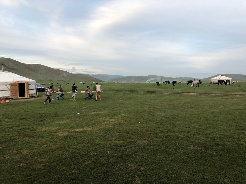 草原の遊牧民、モンゴル人。今もゲル（テント）で暮らす人も（筆者撮影）