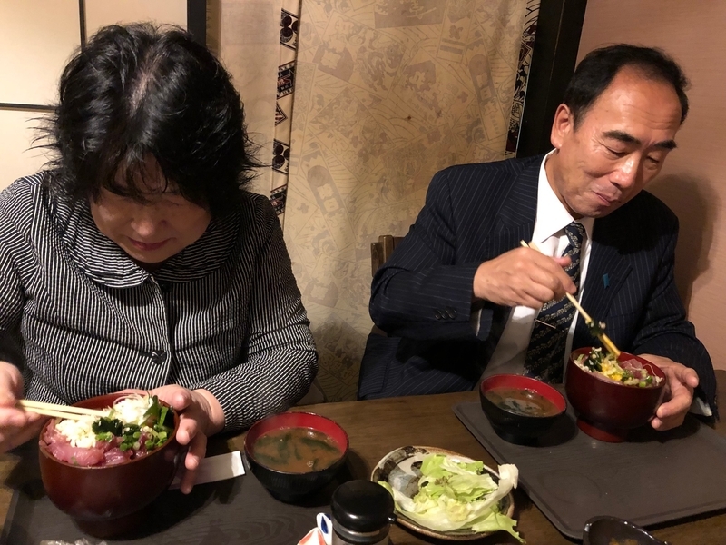 腹が減っては戦ができぬ。法廷の昼休みに大阪地裁の近くで昼食をとる籠池夫妻（筆者撮影）