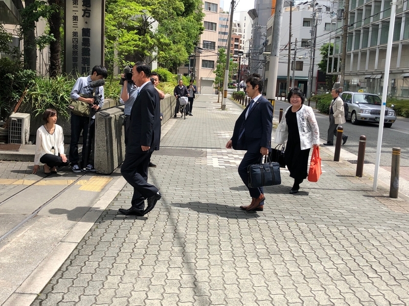 公判のため大阪地裁に入る籠池夫妻と弁護士（筆者撮影）