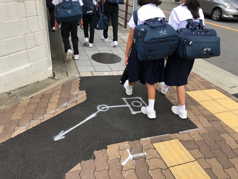 中学生の集団が学校へと向かう（画像は本文と関係ありません・筆者撮影・大阪市内）