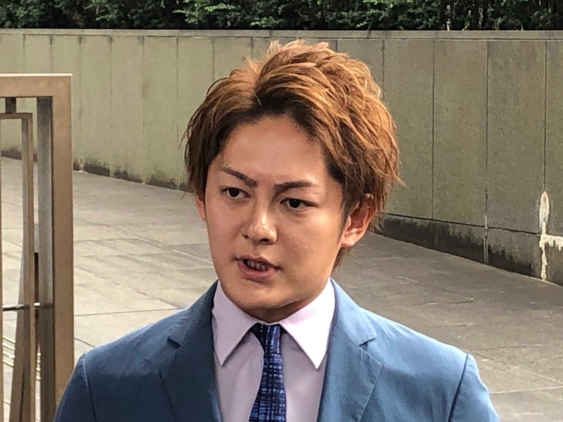 ”青汁王子”こと三崎優太さん(30)判決後に東京地裁前でマスコミの質問に答える(筆者撮影)