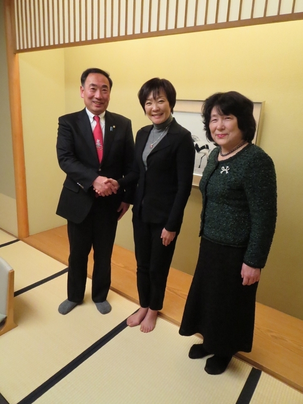 安倍昭恵首相夫人と籠池夫妻。両者の出会いから様々なことが動いた（関係者提供）