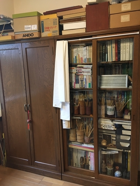 赤木俊夫さんの書斎は本棚に本や書の道具がびっしり（妻提供）