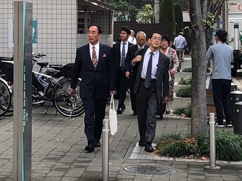 両親の籠池夫妻は裁判で多額の費用を必要としているが佳茂氏は…（大阪地裁前・撮影・相澤冬樹）