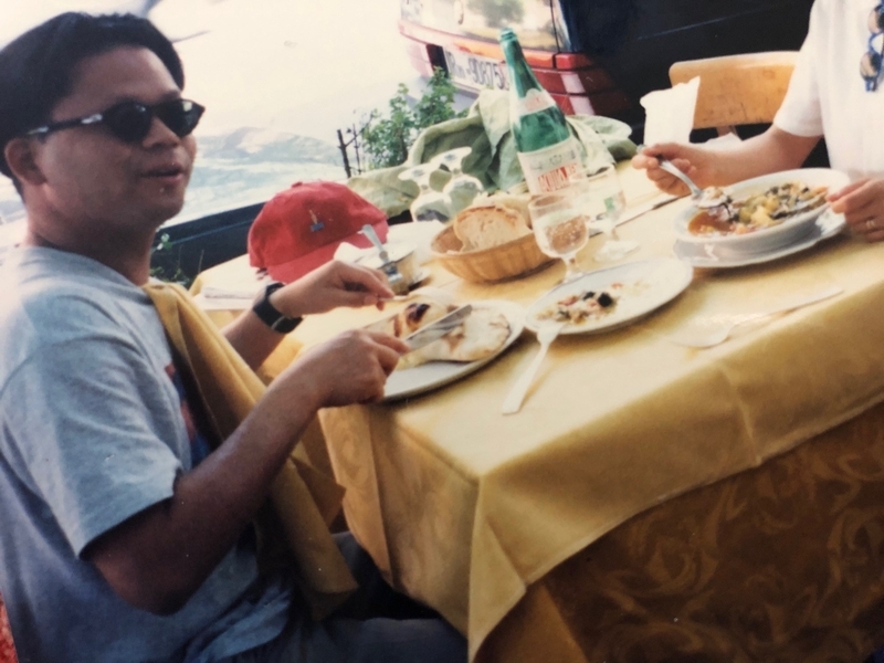 新婚旅行でイタリアを訪れた時の赤木夫妻（妻提供）
