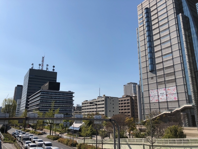 右がＮＨＫ、左奥が更生保護委員会や近畿財務局の入る建物、ＮＨＫの左が大阪家裁。因縁の場所がずらり（撮影・相澤冬樹）