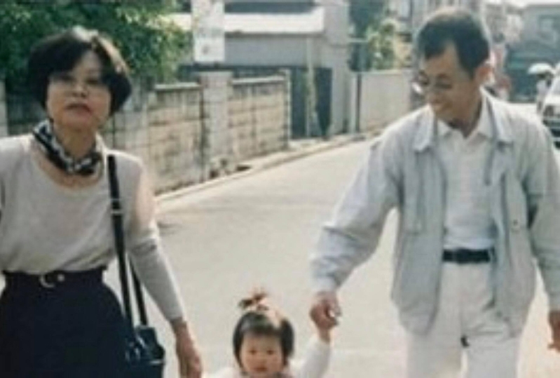 亡くなった肥後勇さん。妻と孫と(遺族提供)