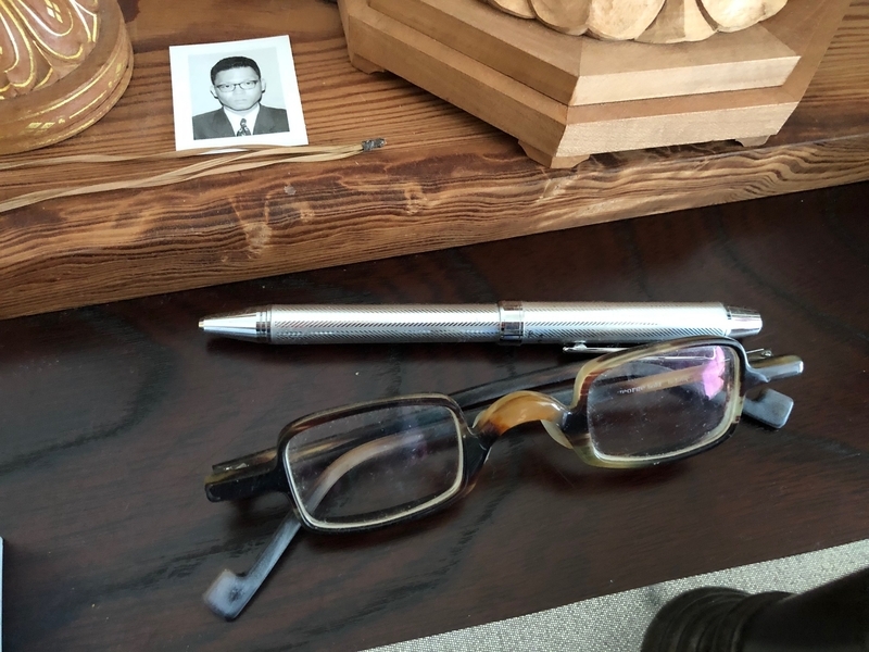 俊夫さんお気に入りの京都の眼鏡店の眼鏡と先輩にもらったシャープペンシル。若かりし時の証明写真（撮影・相澤冬樹）