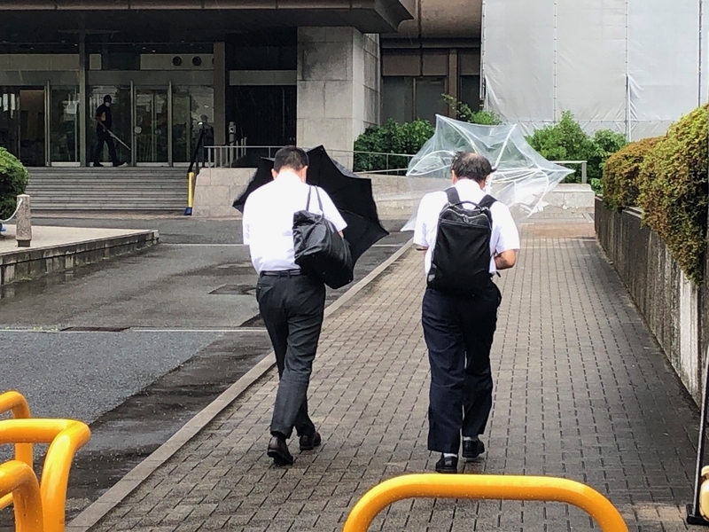 雨と強風の中、提訴のため大阪地裁に向かう弁護団（撮影・相澤冬樹）