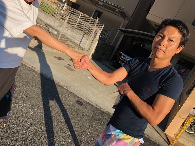 赤木雅子さんと接骨院の院長が固く握手（8月19日撮影・相澤冬樹）