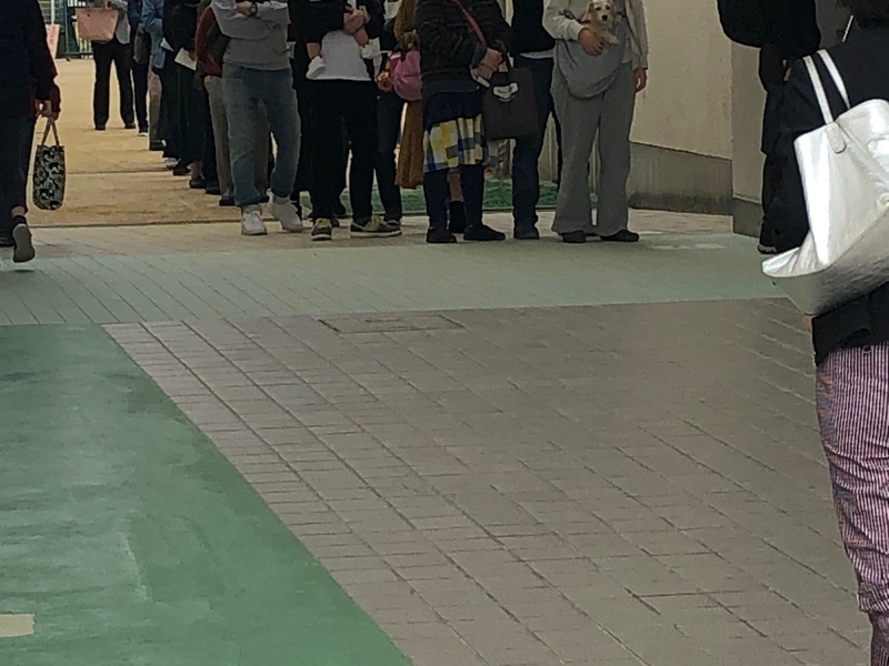 投票所に並ぶ大阪市民。住民投票は午後8時まで（筆者撮影）