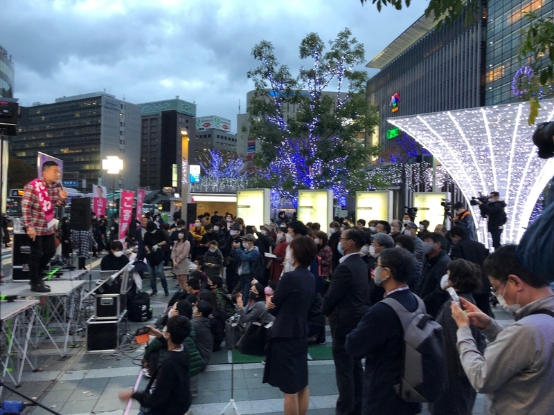 博多駅前に集まった人々と取材陣に語りかける山本太郎さん（筆者撮影）