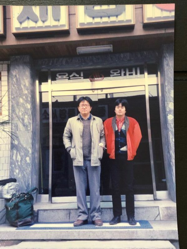 岩下明裕教授（左）と私。1986年、韓国（筆者所有）