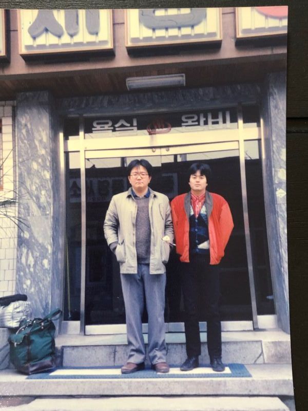 岩下明裕教授(左)と私。1986年、韓国(筆者所有)