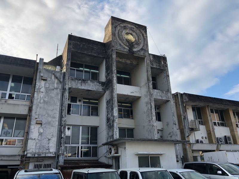 石垣市役所(筆者撮影)
