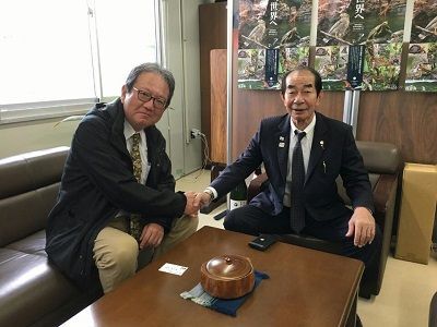 岩下明裕 北大教授と竹富町の西大舛高旬町長(岩下氏提供)