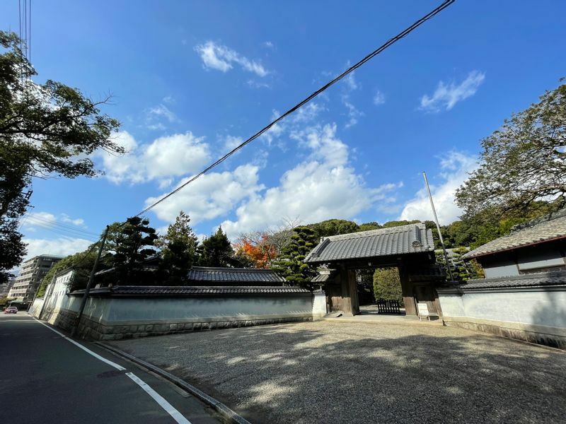 麻生太郎さんの広大な自宅（福岡県飯塚市）筆者撮影