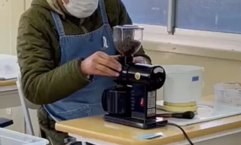 施設でコーヒー豆の商品化作業中(主催者提供)