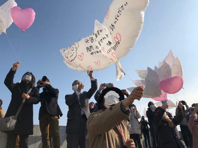 閖上で鳩風船を飛ばす赤木雅子さん（2021年3月11日筆者撮影・画像を一部加工しています） 
