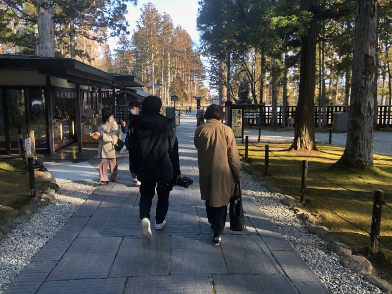 赤木雅子さん（右）と久保田徹さん（2021年3月9日、宮城県松島町の国宝瑞巌寺境内で筆者撮影）