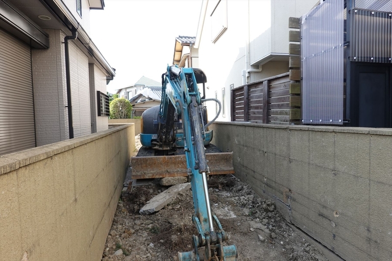 かつて多くの報道陣が出入りした玄関口への通路にはパワーショベルが置かれていた（2019年5月7日、筆者撮影）