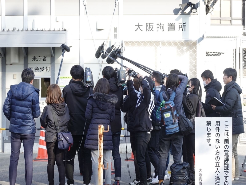 2月21日、大阪拘置所を訪問し、待ち構えた報道陣に囲まれる籠池諄子氏（筆者撮影）