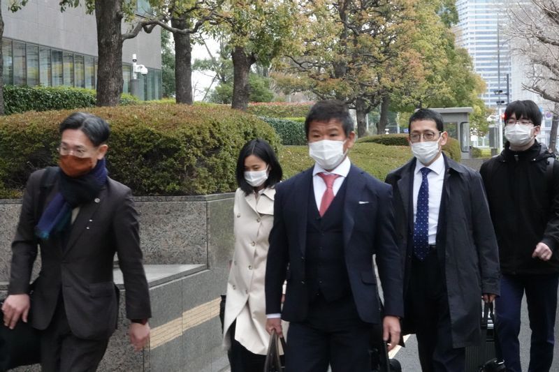 国家賠償請求訴訟の提起と同日である3月29日、田渕大輔検事に対して特別公務員暴行陵虐罪と証人等威迫罪で、末沢岳志検事に対しては証人等威迫罪での告発状を最高検察庁に提出する山岸忍さんと弁護団(筆者撮影)