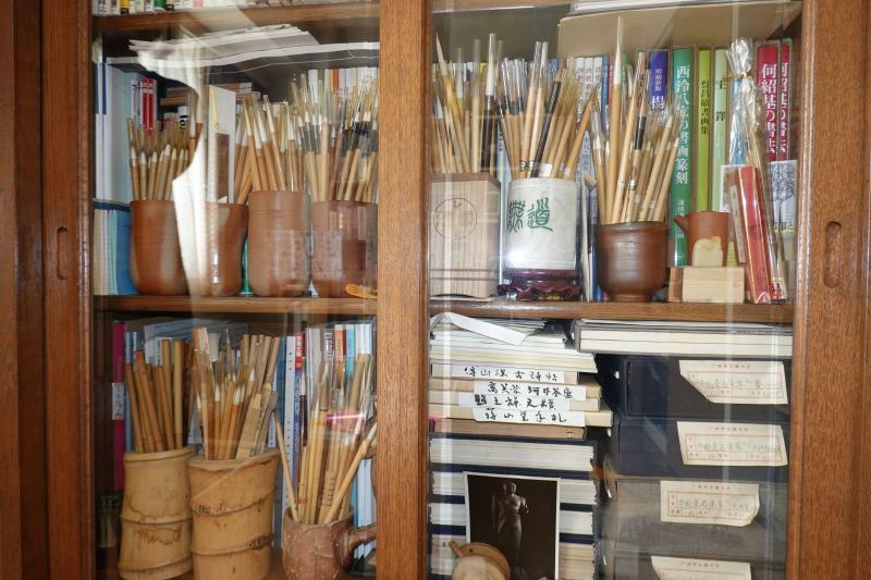 赤木俊夫氏の趣味は書道。自宅には大量の道具や書道に関する書籍が残されている（筆者撮影）