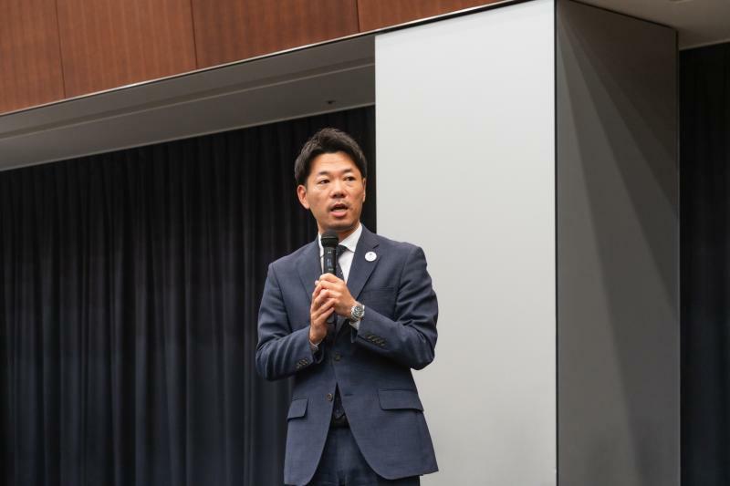基調トークの司会を務めたIPJ理事の川﨑拓也弁護士。刑事弁護人として被疑者に対して日本の保釈実務の実態を説明する際、人質司法に加担しているのではないかと感じるときもあると語った。撮影：西愛礼