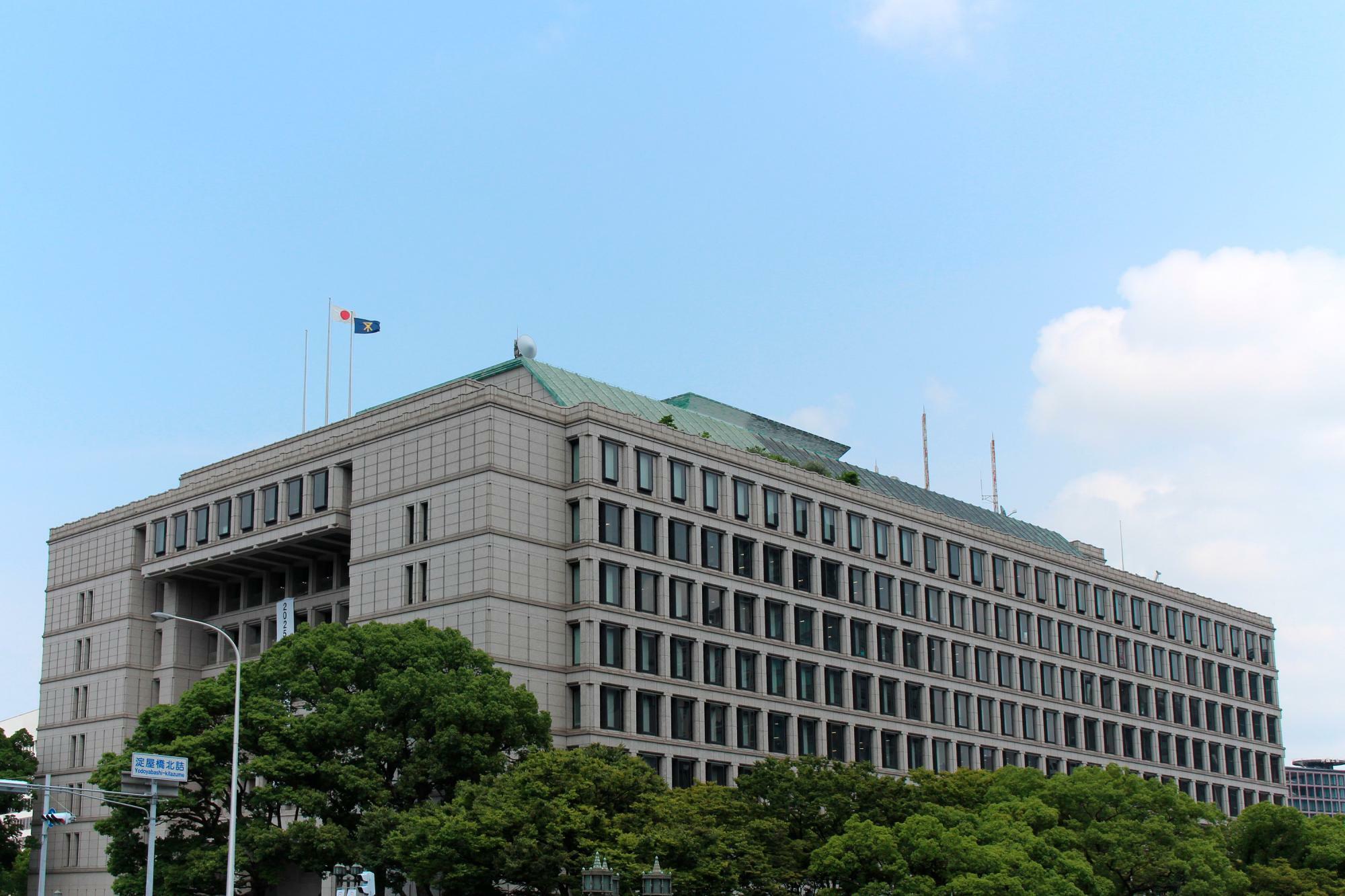 大阪港湾局は市議会で「メールなどの記録は消去したため存在しない」と繰り返し回答しており、情報公開請求に対しても同様だった。2023年7月6日、横山英幸市長は議会に対し「お詫び申し上げる」と謝罪した