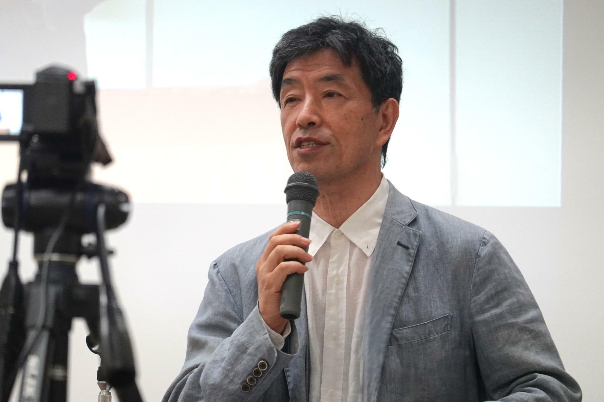 8月27日「カジノ格安賃料差止め訴訟・学習会」で話す長野真一郎弁護団長。別グループによる、大阪市がカジノ用地の土壌改良費788億円を負担することに対する差止請求訴訟に共同訴訟参加している（筆者撮影）