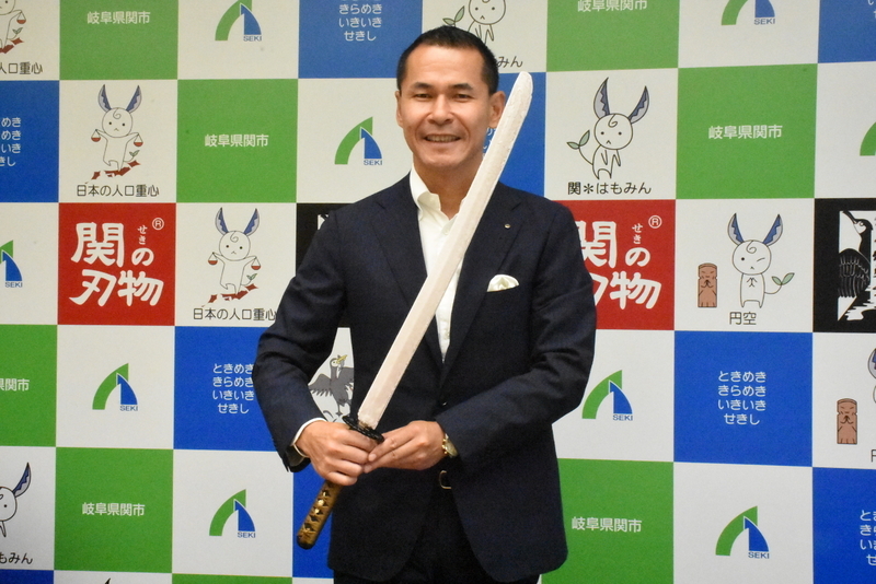 日本刀アイス「あずきバー」を持つ尾関・関市長
