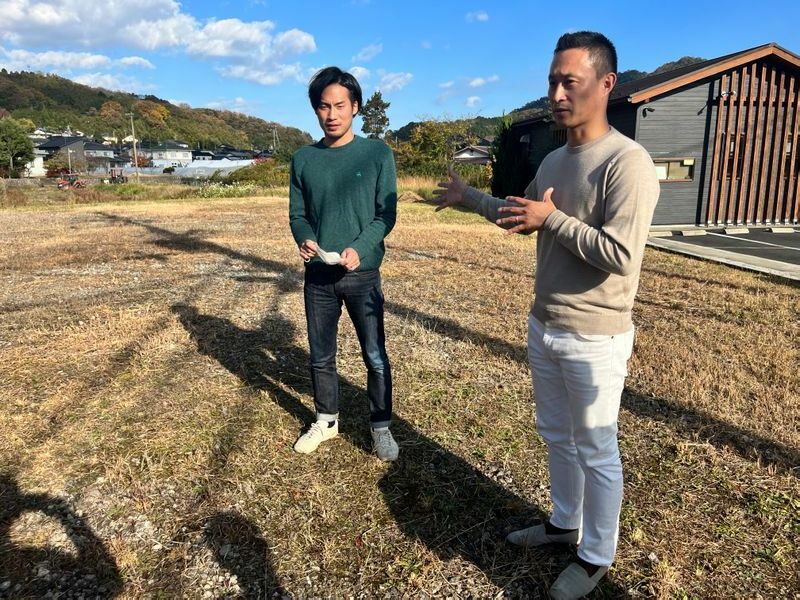 山添藤真 与謝野町長（右）と、ローカルフラッグの野村京平さん（著者撮影）