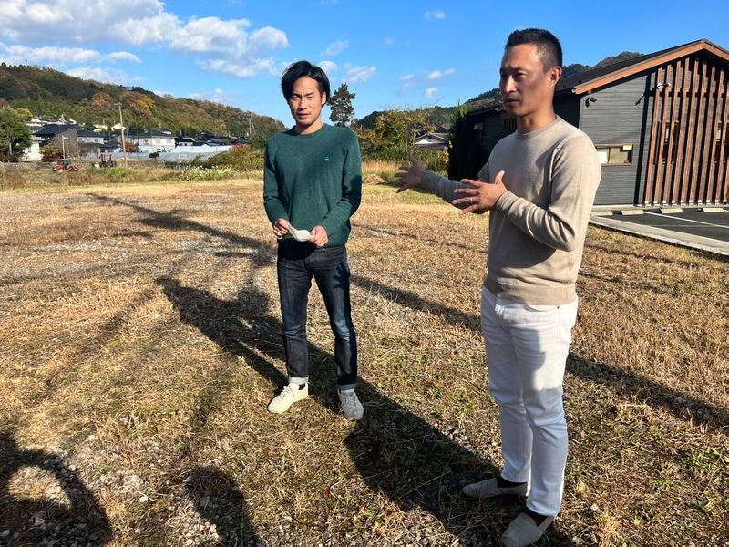 山添藤真 与謝野町長（右）と、ローカルフラッグの野村京平さん（著者撮影）