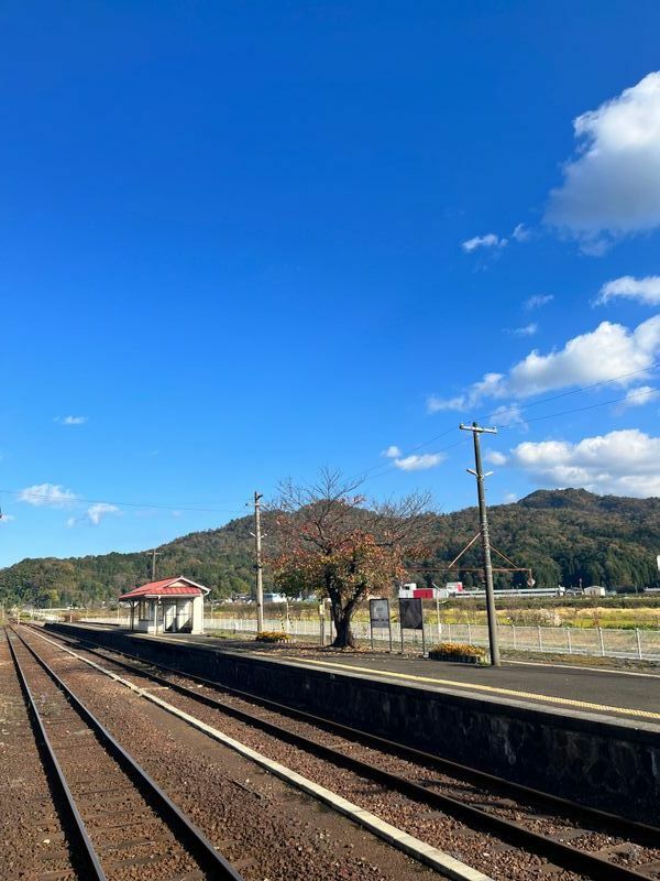 京都丹後鉄道 与謝野駅のホームは、のんびりとした時間が流れる（著者撮影）