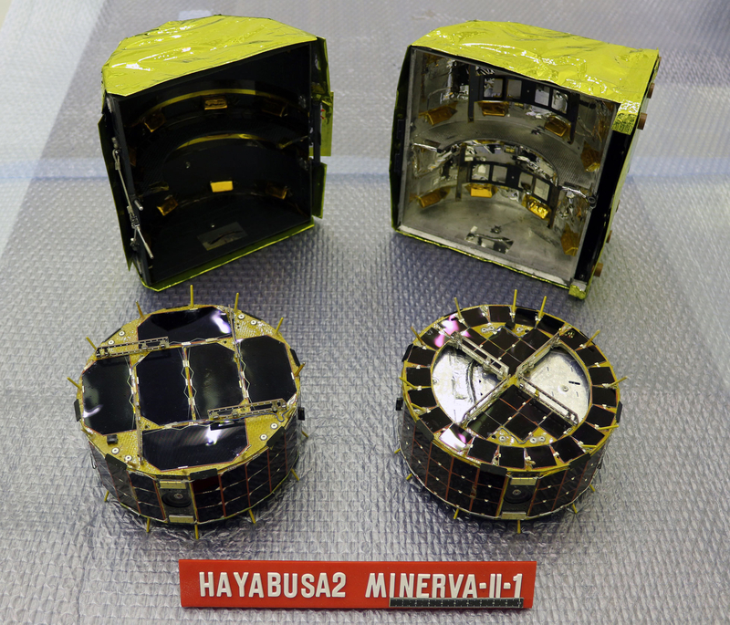 2機のMINERVA-II-1ローバー。写真左はRover-1A、写真右はRover-1B。 Image Credit:JAXA