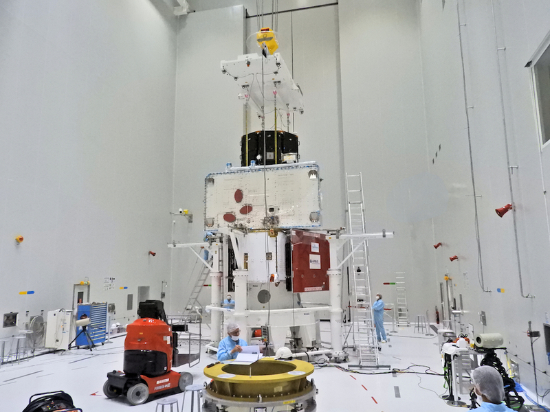 打ち上げ最終準備中の「ベピコロンボ」。最下段にMTM、真ん中にMPO、最上段にMMOが結合されている。Image Credit: ESA-B.Guillaume