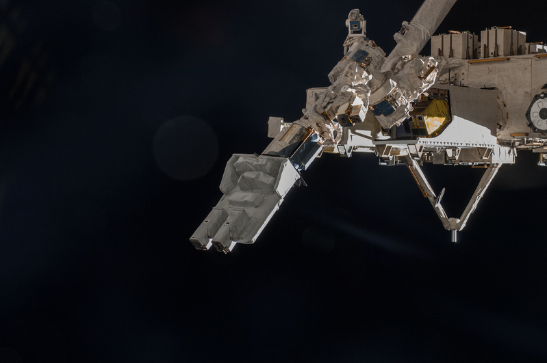 国際宇宙ステーション日本実験棟「きぼう」のロボットアームから、小型衛星放出機構(J-SSOD)によって衛星を軌道上へ放出できる。Credit: JAXA/NASA