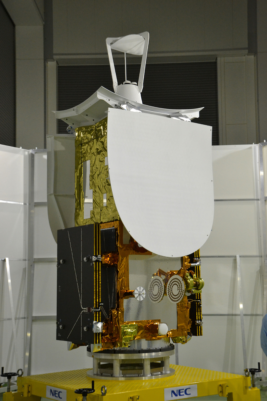 打ち上げ前に公開されたNEC開発のASNARO-2。撮影：秋山文野
