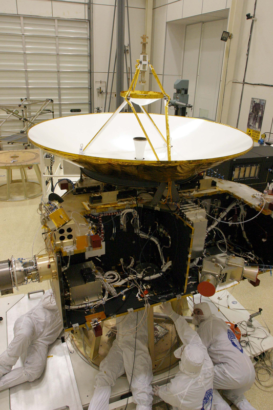 打ち上げ前年の2005年、試験中のニューホライズンズ探査機 Credit:NASA/JHUAPL/SwRI