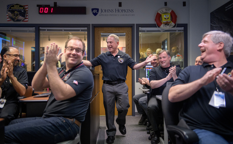 JHAPLのニューホライズンズ管制室で最初の通信成功を喜ぶチーム（中央はアラン・スターン博士）Credit: NASA/Bill Ingalls
